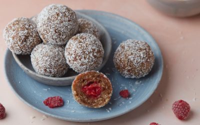 795- Coconut and Raspberry Energy Balls / كرات الطاقة بجوز الهند والتوت